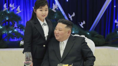 북한 김정은, 딸 김주애·부인 리설주와 인민군 창건일 기념행사 참석