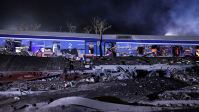 최소 40명 숨진 열차 충돌로 파손된 그리스 객차