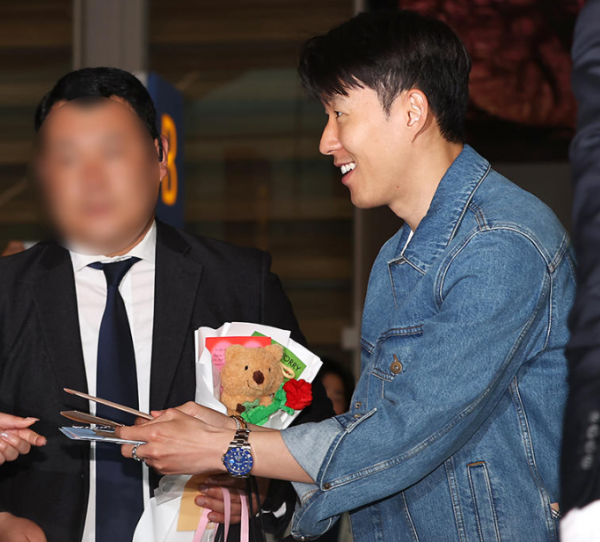 '7000만 원대 명품 시계' 착용하고 귀국한 손흥민