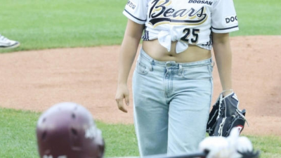 개그맨 이수지, 두산 승리기원 시구