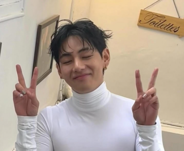 방탄소년단(BTS) 뷔가 파리에서의 여유로움과 패셔너블한 감각이 느껴지는 일상을 공개