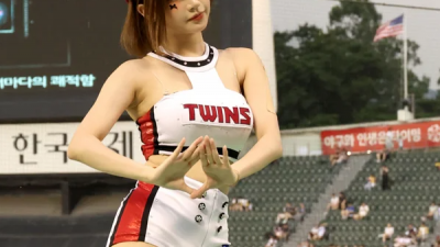 치어리더 이주은이 화려한 이미지 변신을 선보이며 야구장 현장을 한층 뜨겁게 만들었다