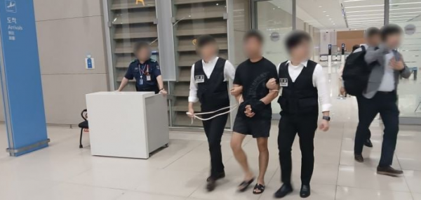 대기업 회장·연예인도 당했다…계좌서 380억 빼돌린 범죄조직 총책 송환