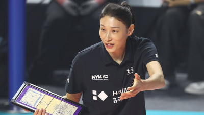 김연경, 친정 흥국 상대로 감독 데뷔전…위기의 한국배구 구할까