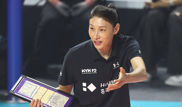 김연경, 친정 흥국 상대로 감독 데뷔전…위기의 한국배구 구할까
