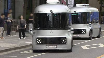 운전석 없는 자율주행버스…서울 한복판서 오토바이 피해 주행