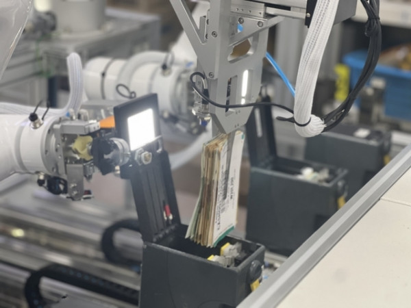 강원랜드 세계 최초 AI 기반 카지노 카운트룸 자동화 로봇시스템 운영