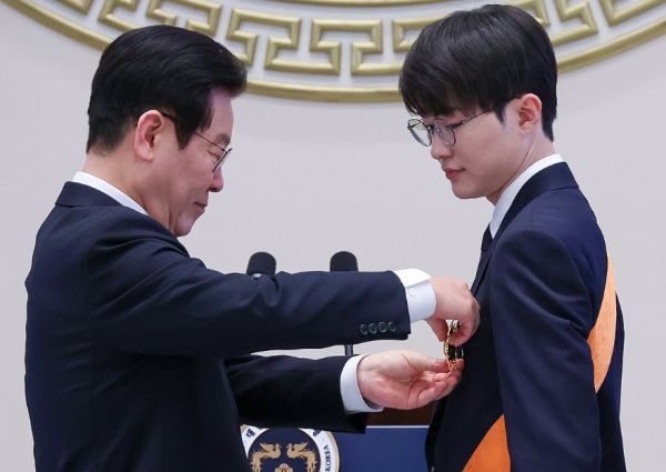 '페이커' 이상혁이 체육훈장 청룡장을 받았다.