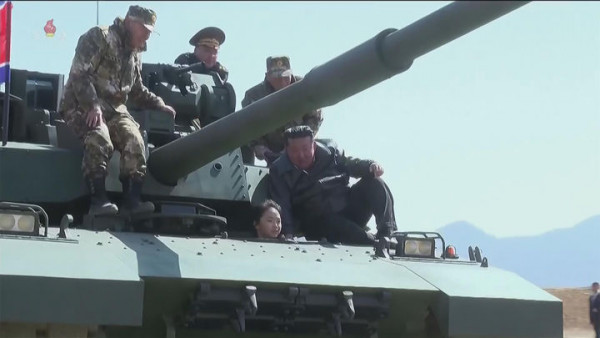 김정은 북한 국무위원장의 딸 김주애가 신형 전차를 직접 운전