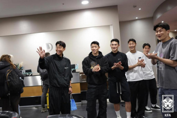 홍명보 감독 농담 속 화기애애한 완전체 한국축구대표팀