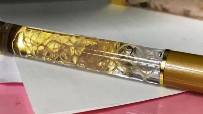 살아있는 기생충을 담은 일본 볼펜···자루당 5천원