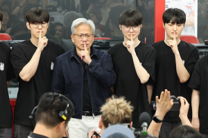 젠슨 황 엔비디아 최고경영자(CEO)가 5일 서울 마포구 'T1 베이스 캠프'를 방문