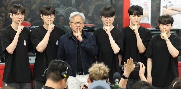 젠슨 황 엔비디아 최고경영자(CEO)가 5일 서울 마포구 'T1 베이스 캠프'를 방문