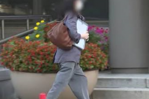 황정민 폭로자, 법정서 실물 포착