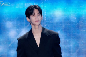 김수현, 시상자로 1년 6개월만 국내 무대 복귀