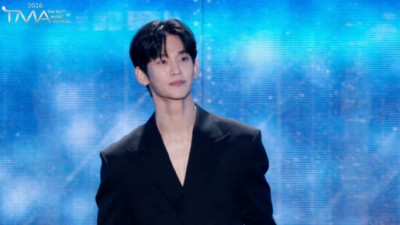 김수현, 시상자로 1년 6개월만 국내 무대 복귀