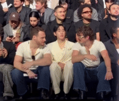 정해인이 해외 패션쇼 현장에서 소외된 듯한 장면이 포착되며 인종차별 논란이 제기됐다