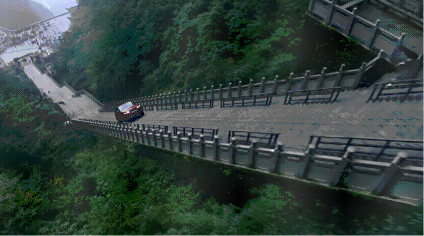 랜드로버 따라하려다…장가계 오르던 中 SUV, 미끄러져 난간 쾅