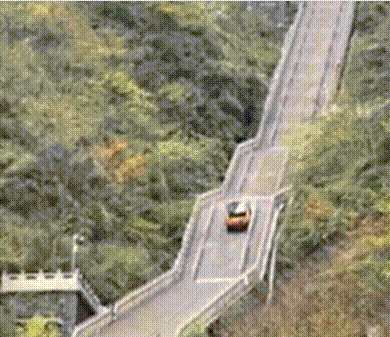 랜드로버 따라하려다…장가계 오르던 中 SUV, 미끄러져 난간 쾅