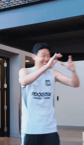 토트넘 홋스퍼에서 8년 넘게 한솥밥을 먹었던 손흥민(33)과 위고 요리스(38·이상 LAFC)가 반갑게 재회