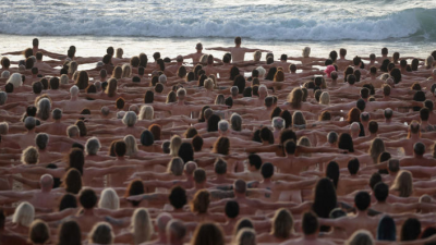 호주 해변서 알몸으로 드러누운 2500명… 무슨 사연이길래
